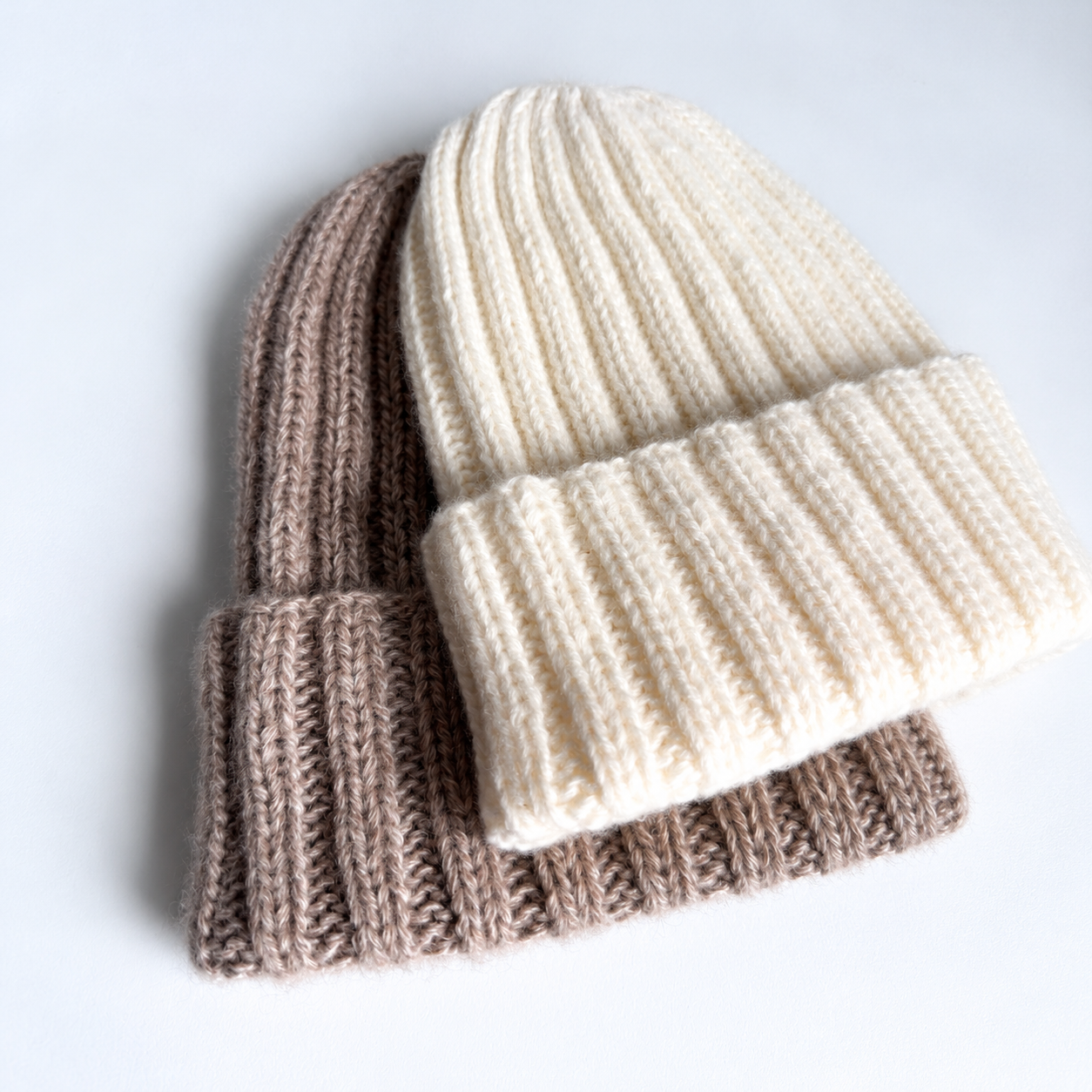  Minimalistyczne_czapki_w_odcieniach_taupe_i_ecru