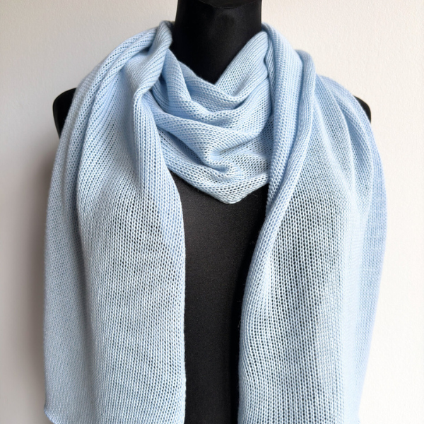 jasnoniebieski szal z baby merino jako lekki dodatek do sukni slubnej
