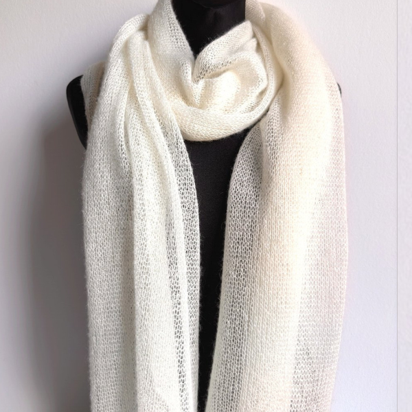 lekki szal slubny z moheru i jedwabiu jako okrycie ramion do sukni slubnej