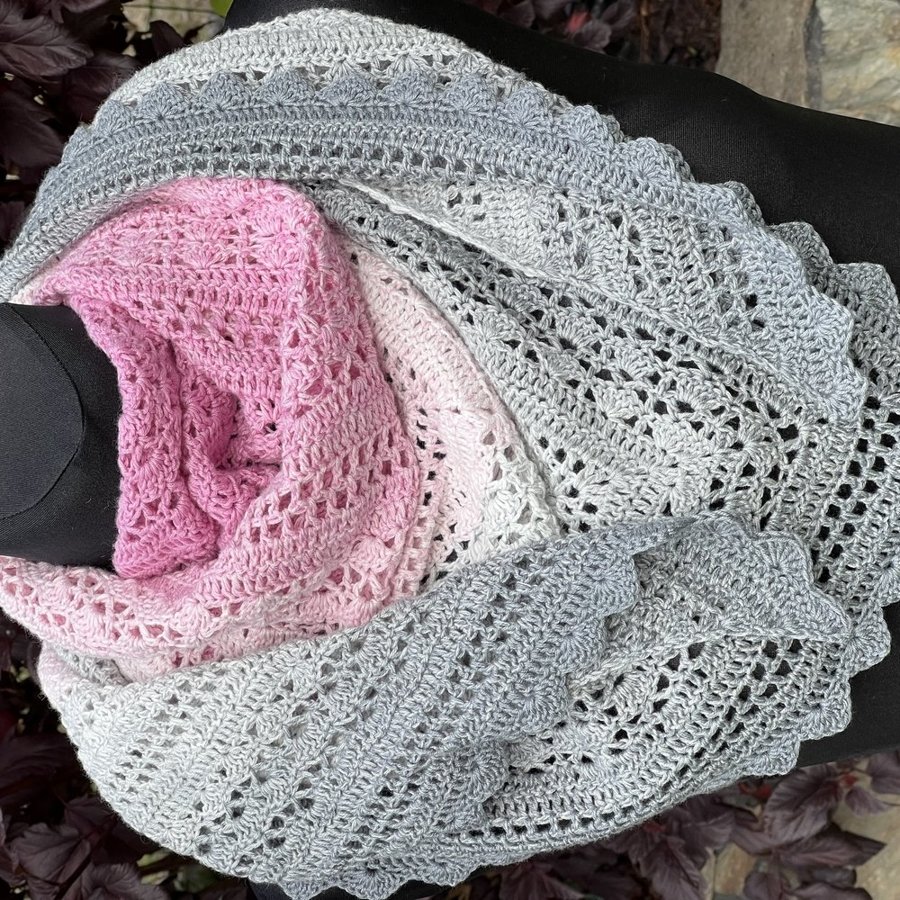 Ręcznie wykonana chusta z bawełną w odcieniach szarości i różu