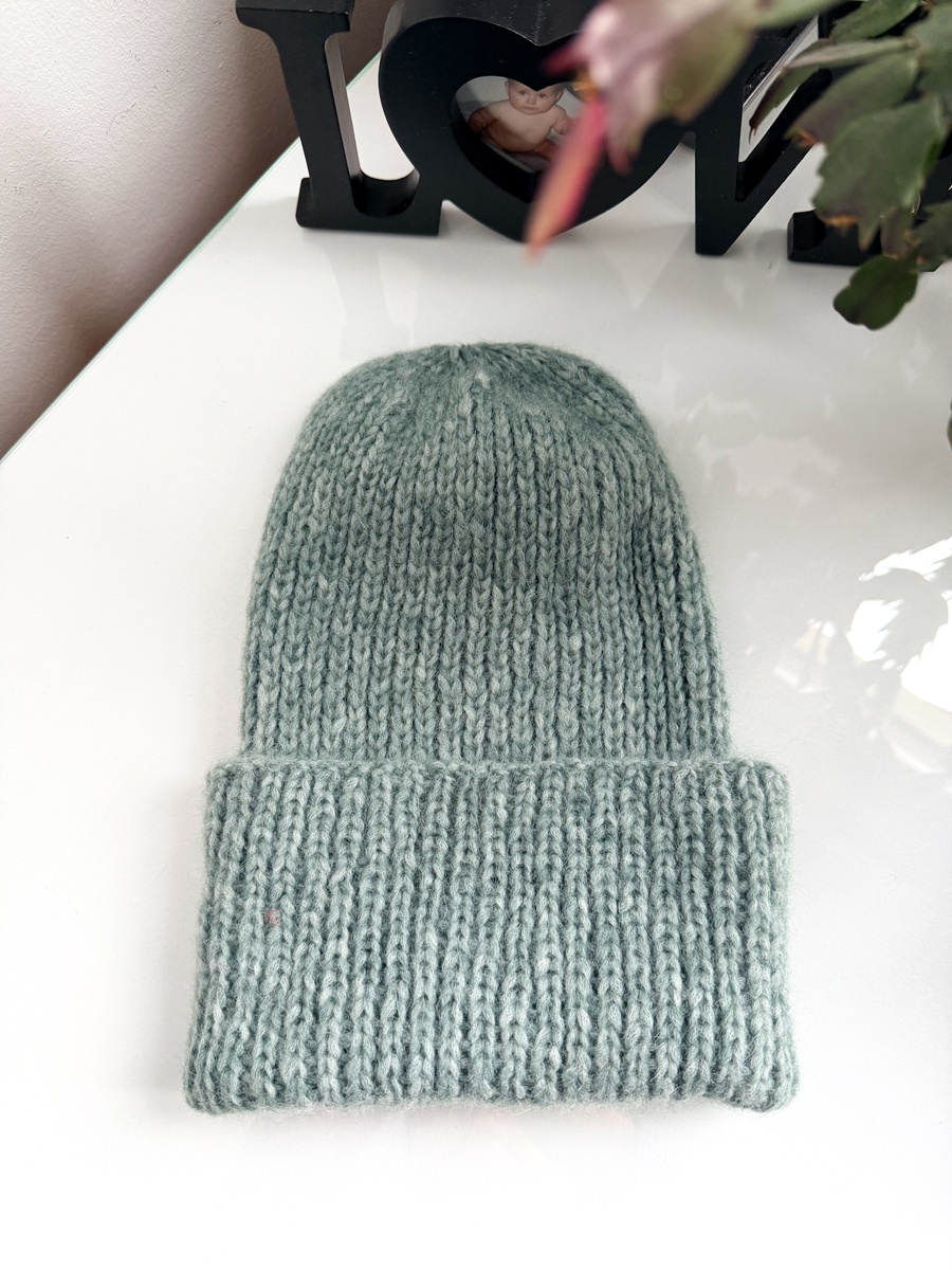 Ciepła czapka ręcznie robiona wywijana CHMURKA Alpaka 30 zielona szałwia