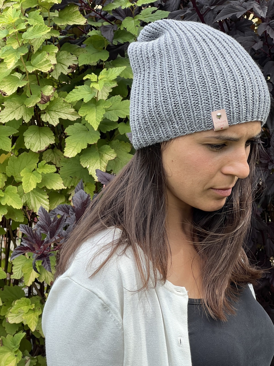 NANA – ręcznie robiona czapka beanie z wełny baby merino 19 szary jesienno-zimowa