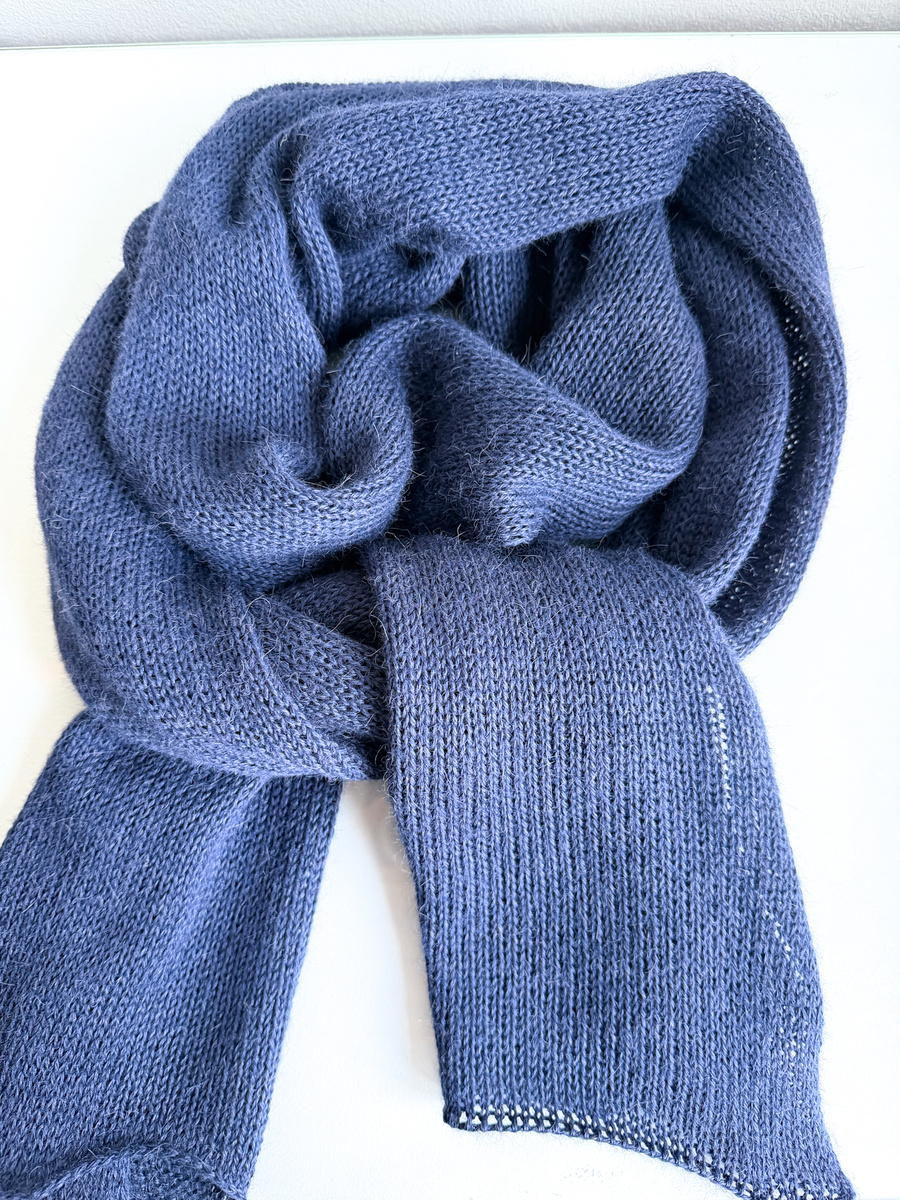 Ciepły i przytulny szal Nitkowe Love 220x32 cm 100% Alpaka 4305 Ciemne Indygo