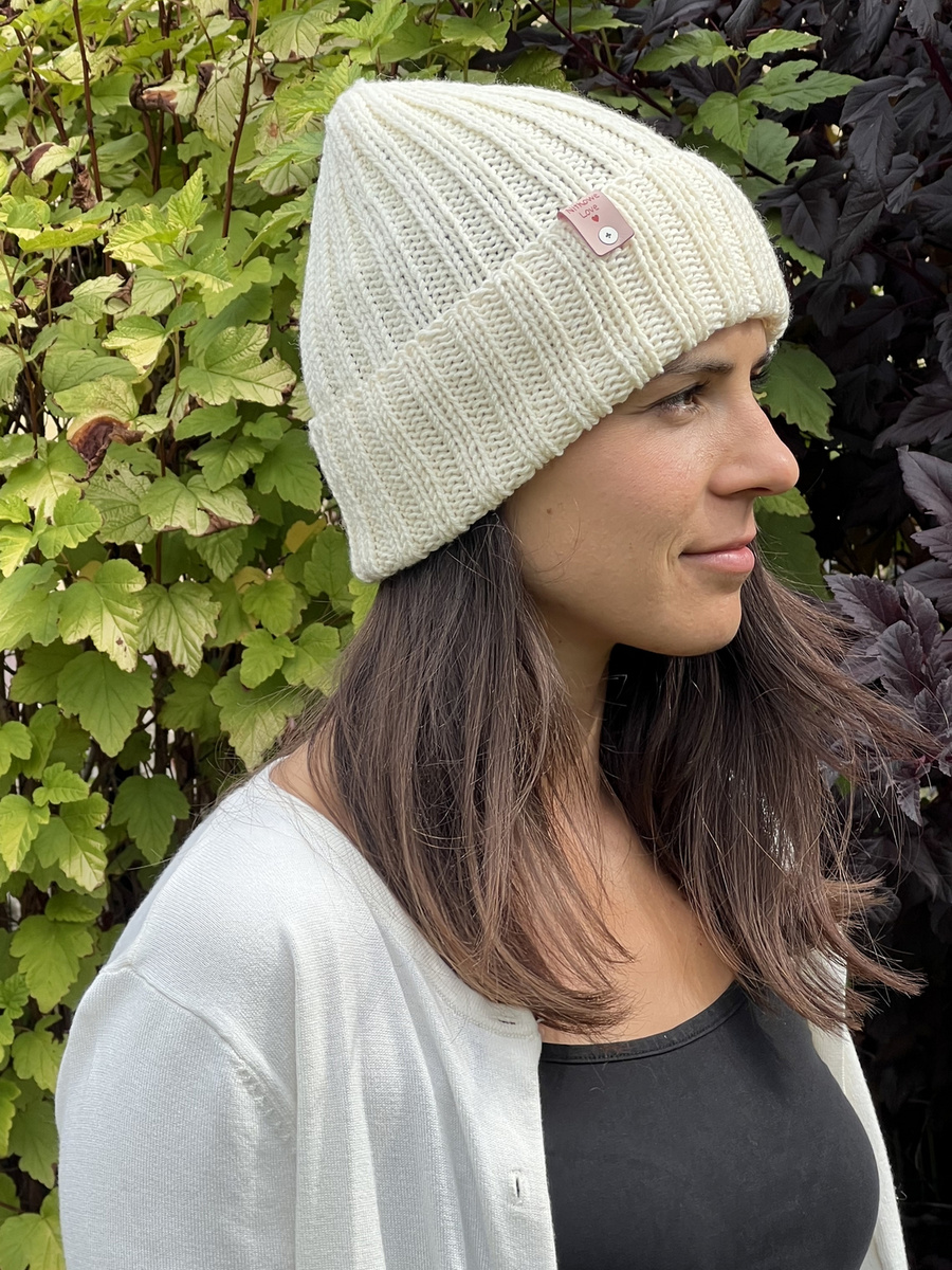 HELLI – wywijana czapka z wełny merino 100% Baby Merino 02 Ecru