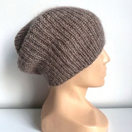 Handgemachte Damenmütze AUREA 100% Baby Merino plus Mohair und Seide 17/41 Beige