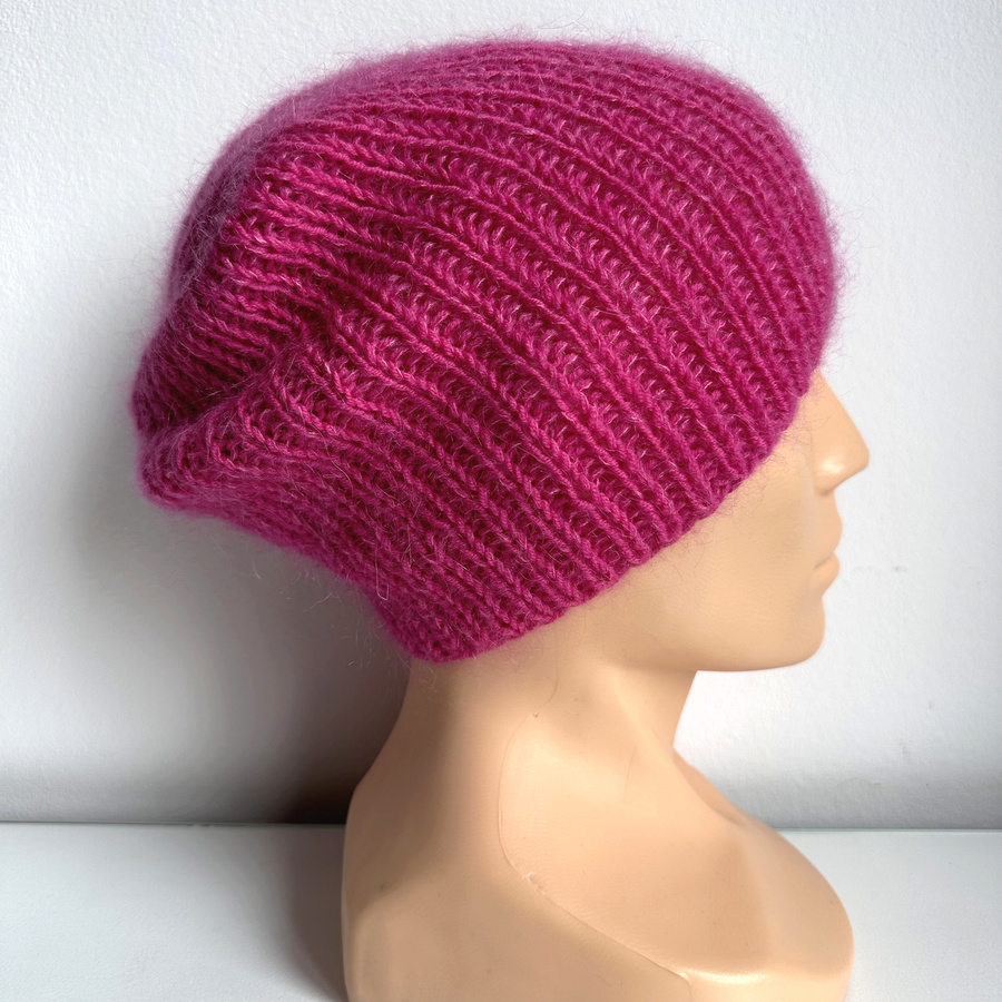 Handgemachte Damenmütze AUREA 100% Baby Merino plus Mohair und Seide 08/13 Fuchsia