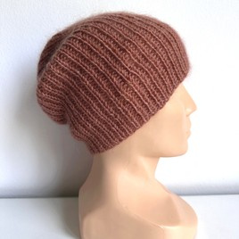 Handgemachte Damenmütze AUREA 100% Baby Merino plus Mohair und Seide 48/33 Blush