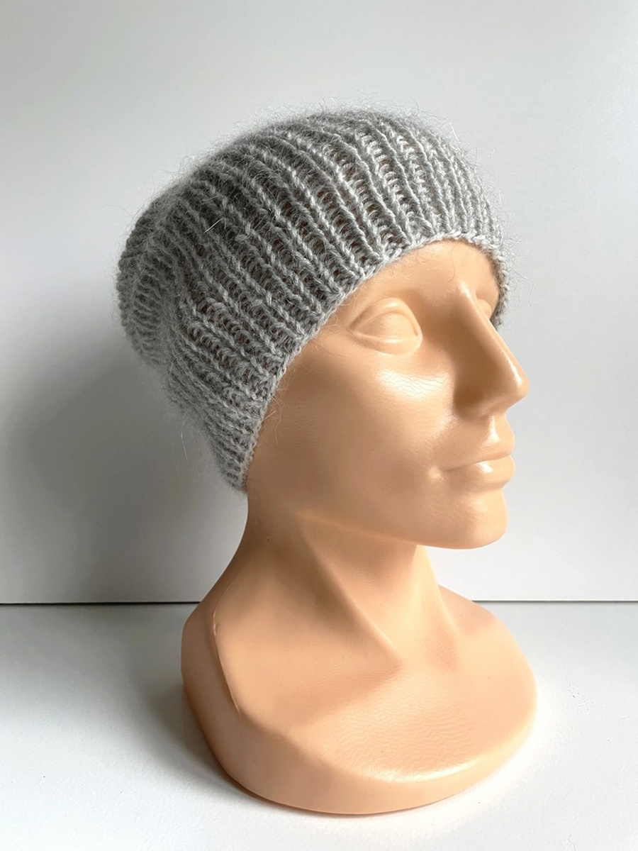 Handgemachte Damenmütze AUREA 100% Baby Merino plus Mohair und Seide 22/44 Hellgrau