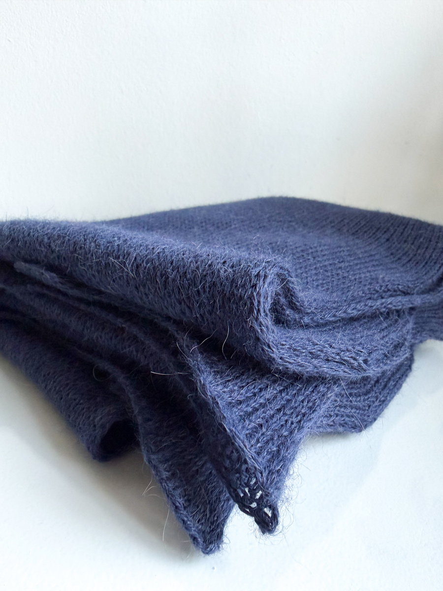 Ciepły i przytulny szal Nitkowe Love 220x32 cm 100% Alpaka 4305 Ciemne Indygo