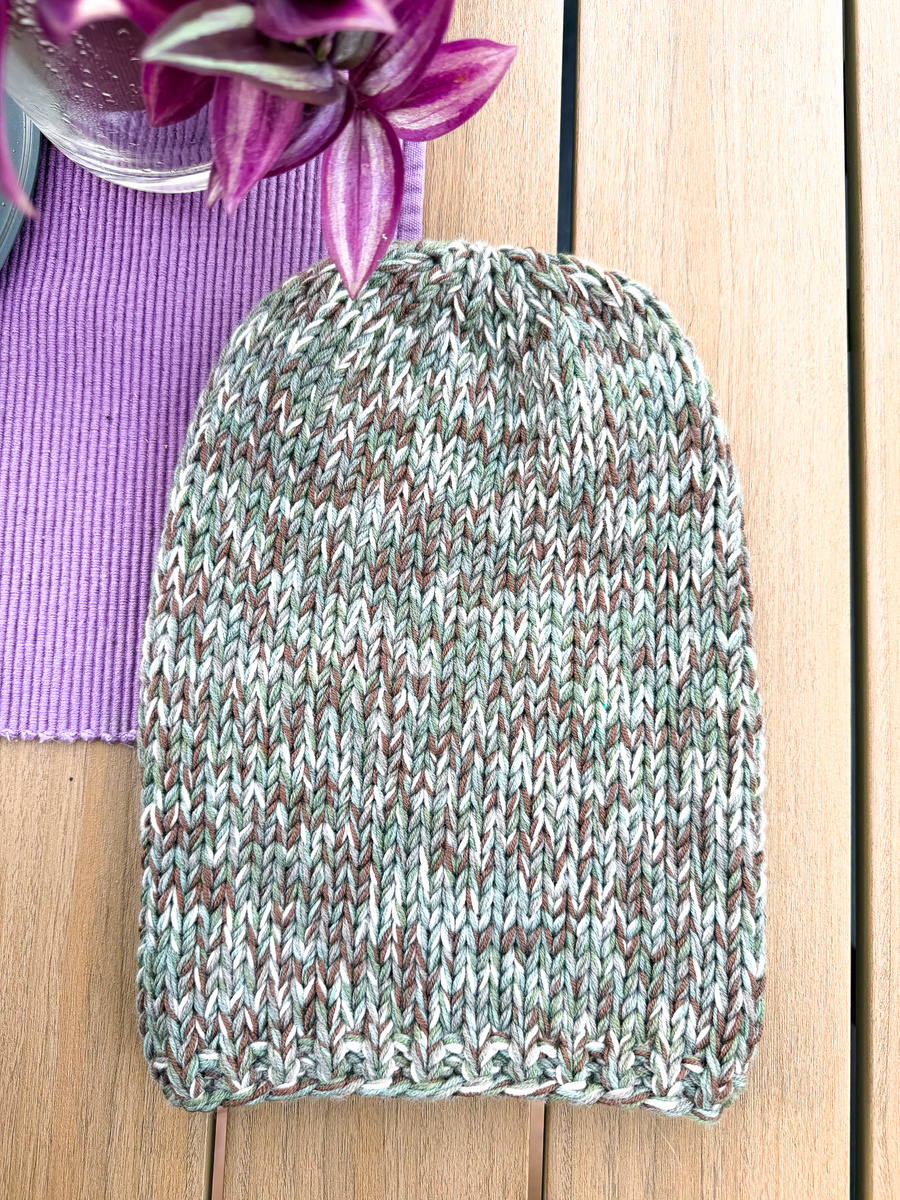 38 Oliwka – czapka smerfetka z baby merino zimowa, ręcznie robiona