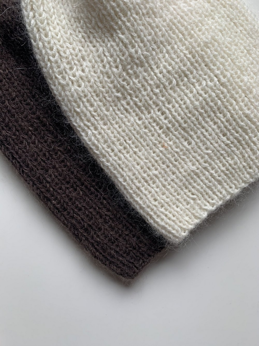 Handgefertigte Damenmütze AUREA 100% Baby Merino plus Mohair und Seide 02/01 Ecru