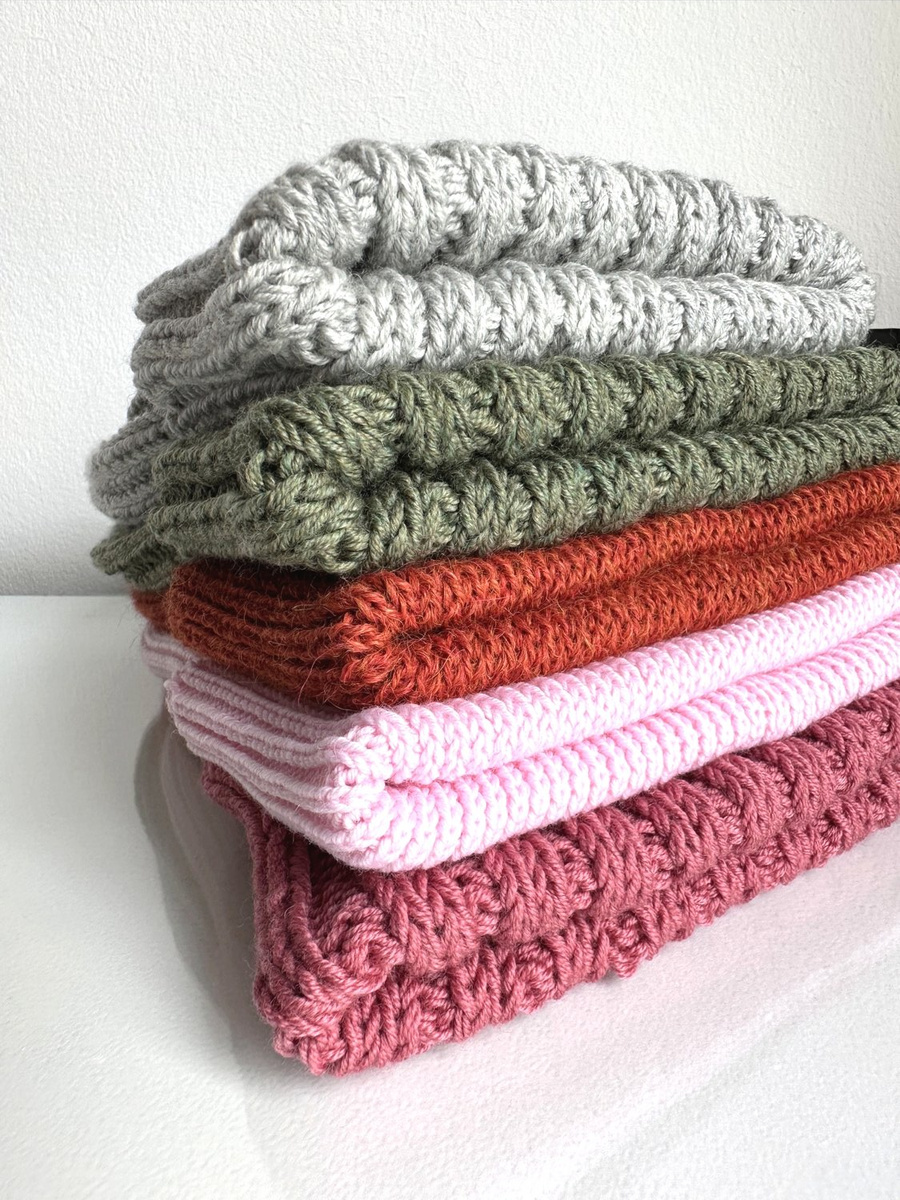 Wywijana czapka merino HELLI 100% Baby Merino 38 Oliwka
