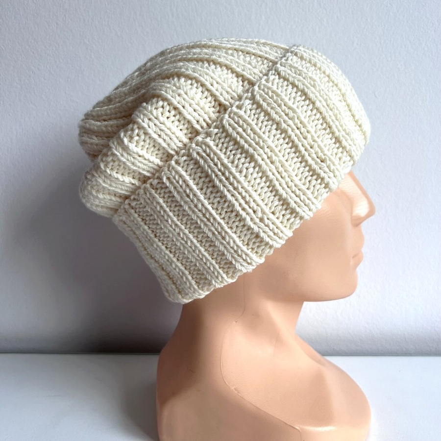 HELLI – wywijana czapka z wełny merino 100% Baby Merino 02 Ecru