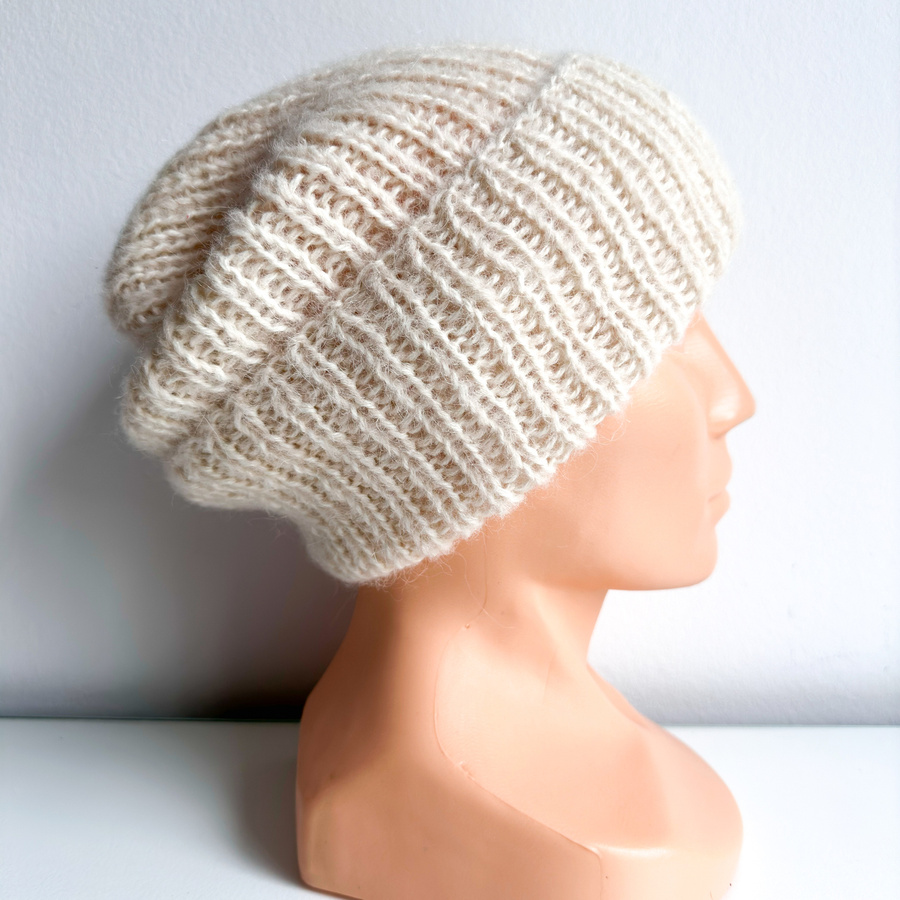 MORGANA – ręcznie robiona czapka damska alpaka z jedwabiem z wywinięciem 100/01 Ecru