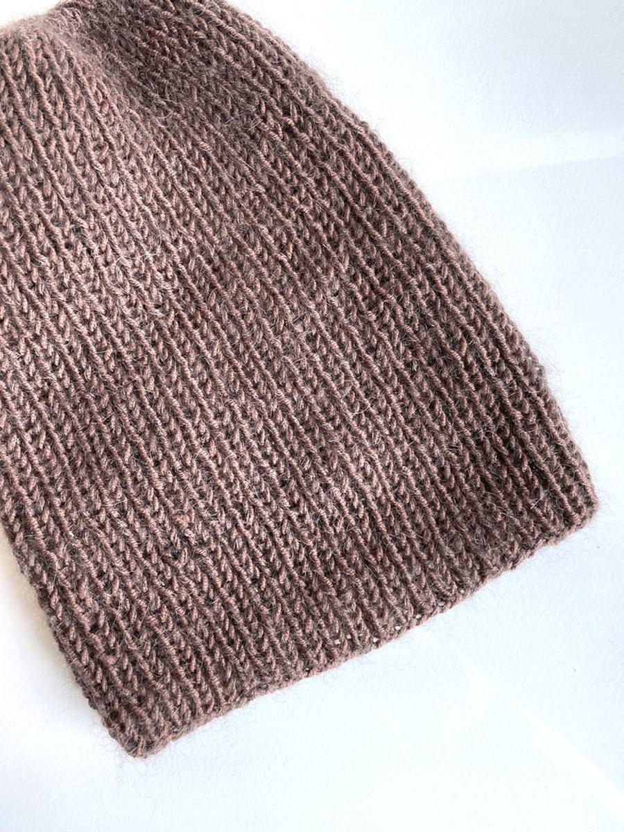 Handgemachte Damenmütze AUREA 100% Baby Merino plus Mohair und Seide 52/15 Zartbitterschokolade