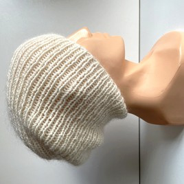 Handgefertigte Damenmütze AUREA 100% Baby Merino plus Mohair und Seide 02/01 Ecru