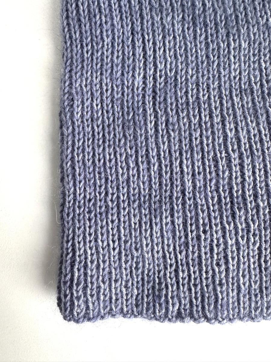 Handgemachte Damenmütze AUREA 100% Baby Merino plus Mohair und Seide 37/39 Hell Lavendel mit Blau