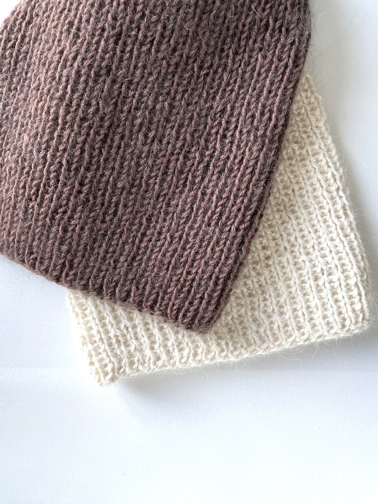 Handgemachte Damenmütze AUREA 100% Baby Merino plus Mohair und Seide 52/15 Zartbitterschokolade