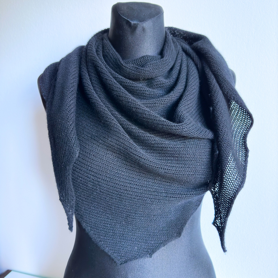 Chusta gładka, symetryczna, 100% Kaszmir MAREN 516 Nero
