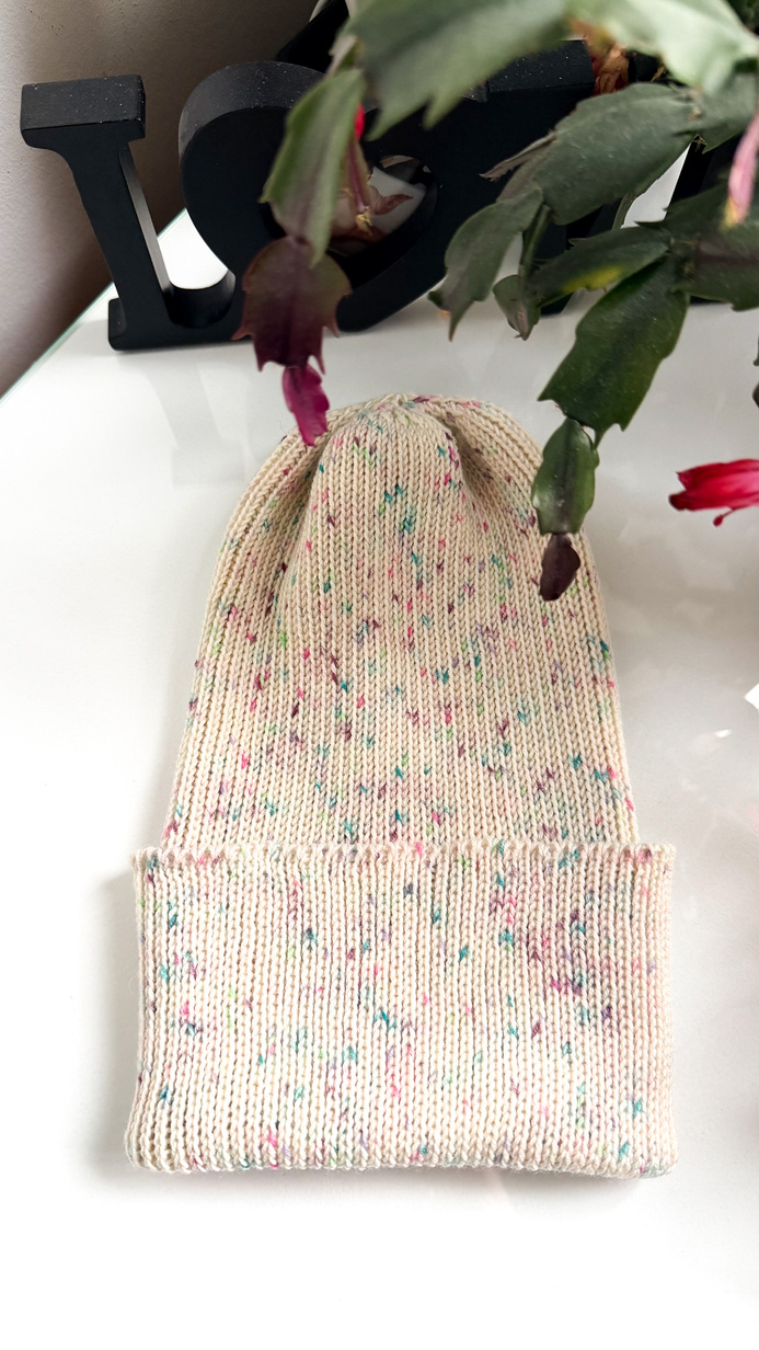 VARELLA – czapka z wełny merino 101 Jagody & Śmietanka Handmade