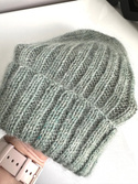DAISY – czapka beanie z ręcznie farbowanego baby merino + moher i jedwab Szałwia