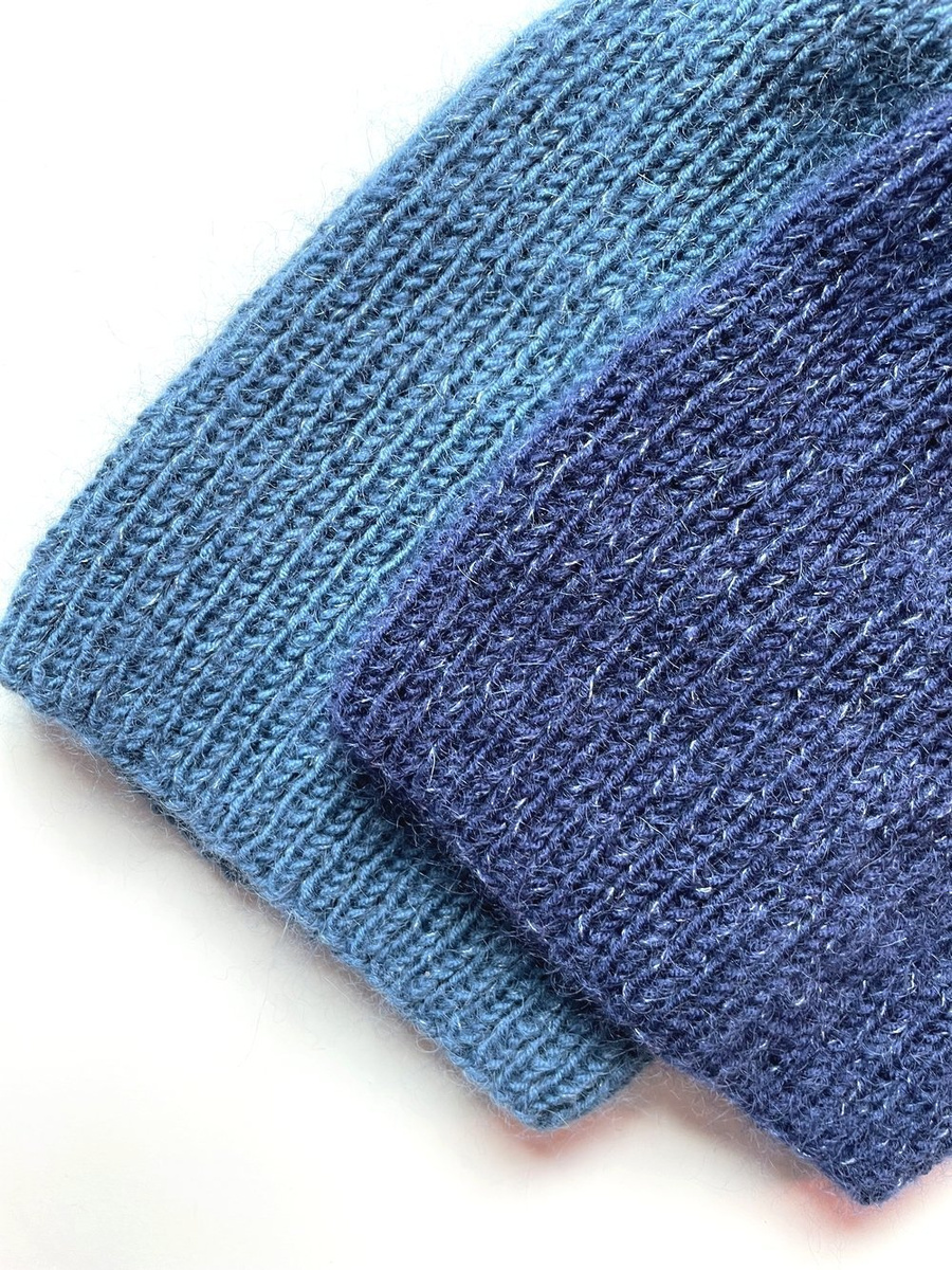 Handgemachte Damenmütze AUREA 100% Baby Merino plus Mohair und Seide 13/28 Marineblau