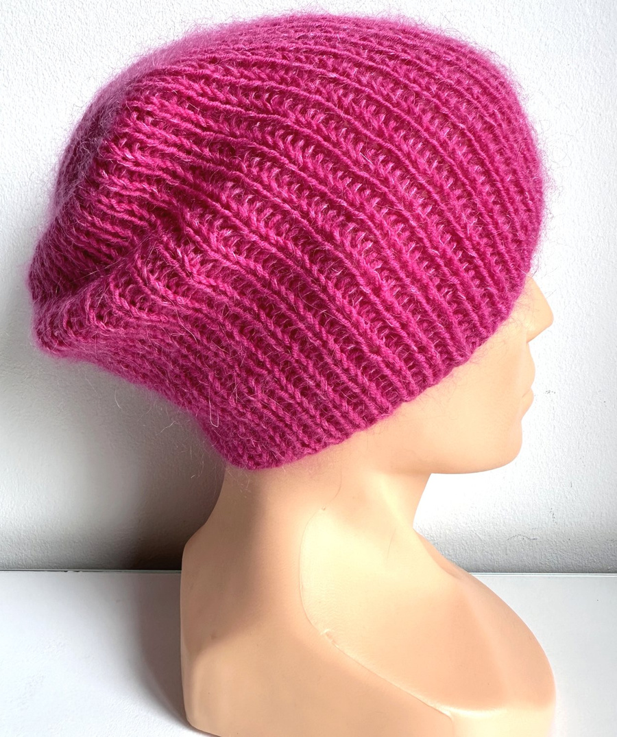 Handgemachte Damenmütze AUREA 100% Baby Merino plus Mohair und Seide 08/13 Fuchsia