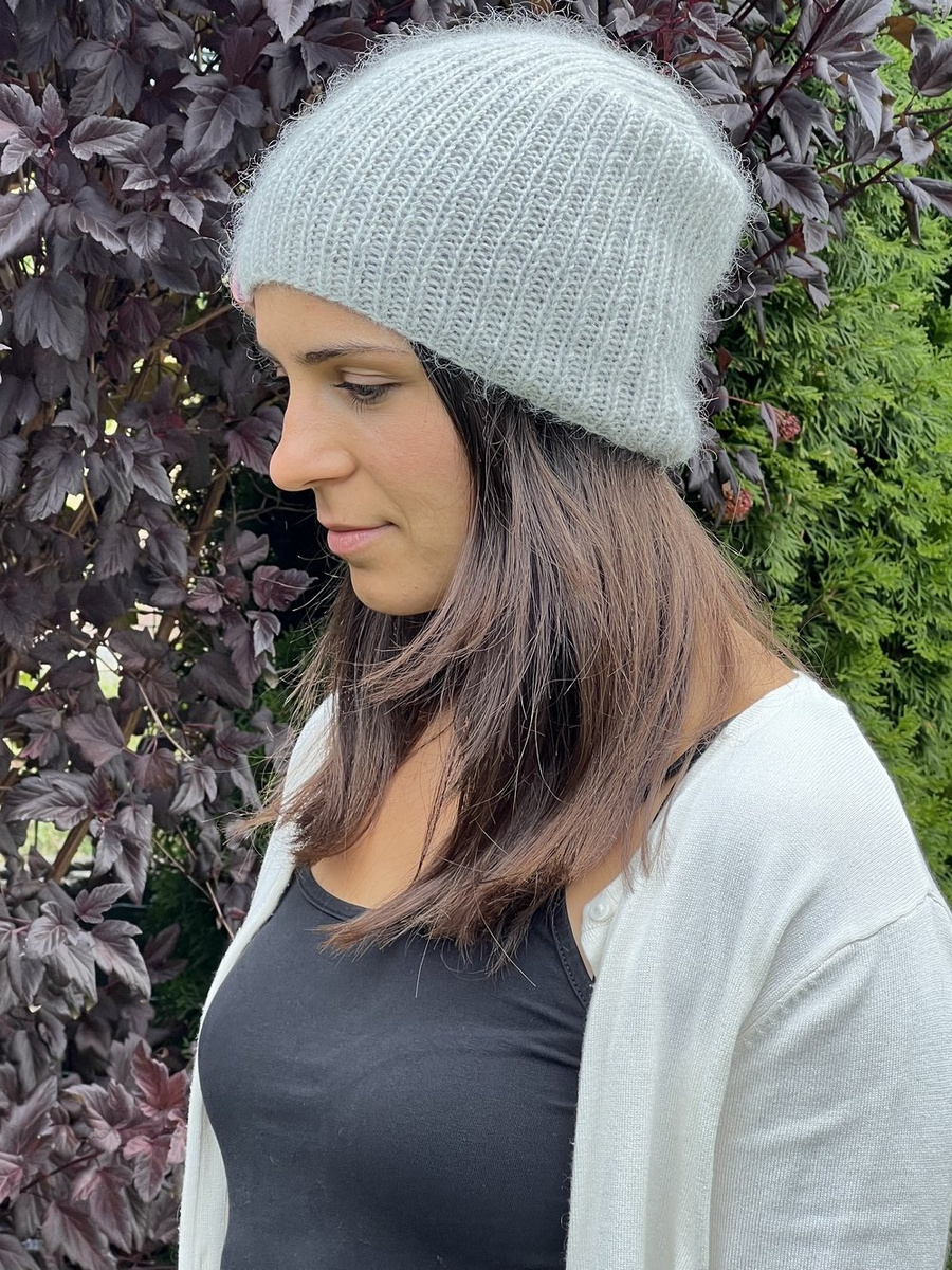 Handgemachte Damenmütze AUREA 100% Baby Merino plus Mohair und Seide 22/44 Hellgrau