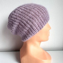 Handgemachte Damenmütze AUREA 100% Baby Merino plus Mohair und Seide 60/55 Lavendelfrost