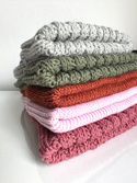 Wywijana czapka merino HELLI 100% Baby Merino 38 Oliwka