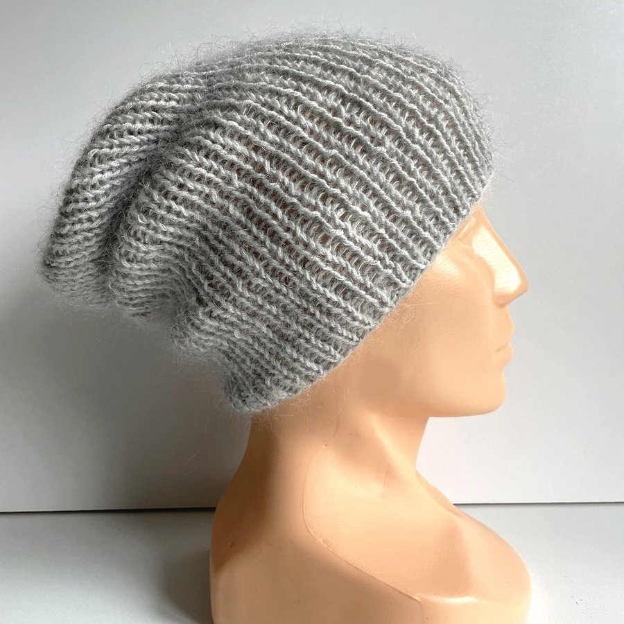 Handgemachte Damenmütze AUREA 100% Baby Merino plus Mohair und Seide 22/44 Hellgrau