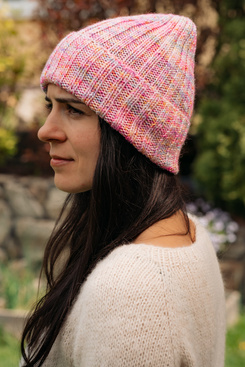 NELLI Handgemachte Beanie-Mütze mit Umschlag aus Merinowolle 14 Tęczowa Posypka