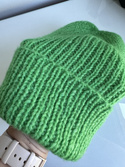 CHMURKA Handmade Turn-Up Alpaca Beanie 43 Papuzia Zieleń