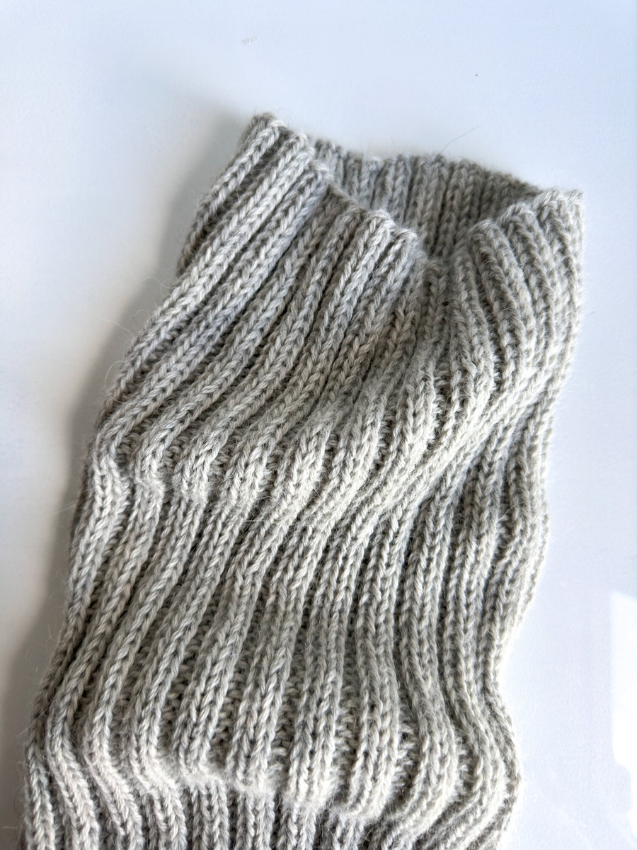 Ręcznie robiony KOMIN 100% Baby Merino 19 Szary 30 cm długości