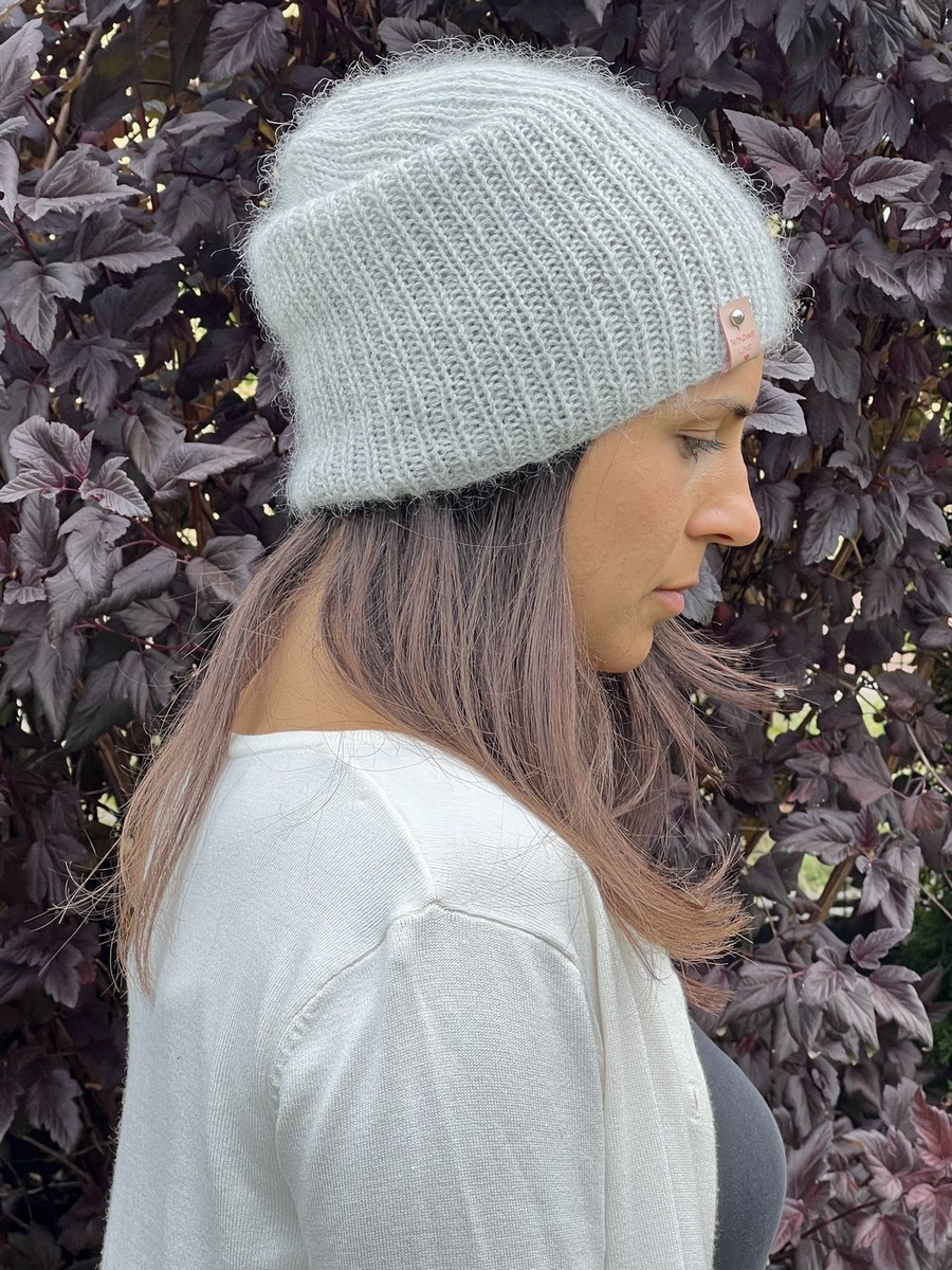 Handgemachte Damenmütze AUREA 100% Baby Merino plus Mohair und Seide 22/44 Hellgrau