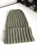 Wywijana czapka merino HELLI 100% Baby Merino 38 Oliwka