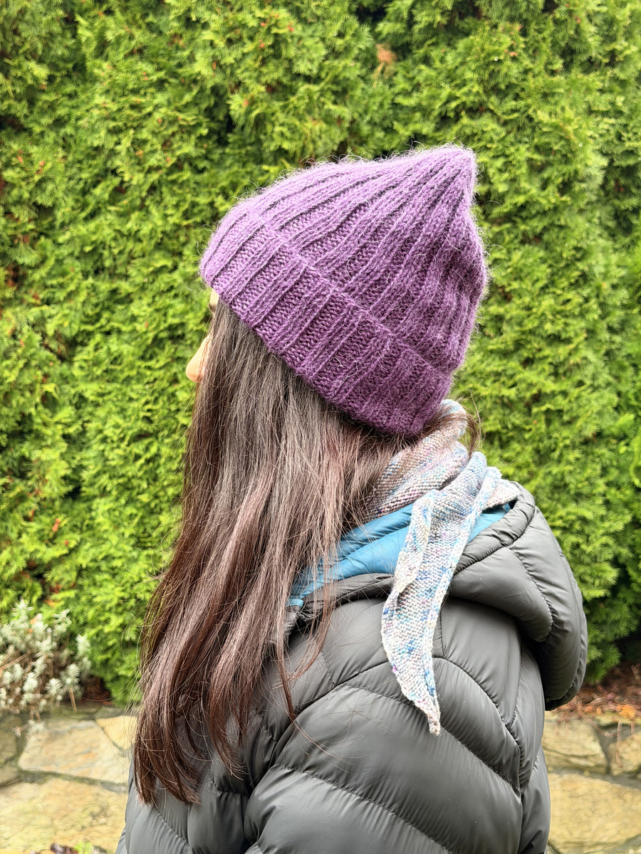MARGARET Handgemachte Mütze mit Umschlag aus Alpaka und Mohair 4400/16 Dunkelviolett