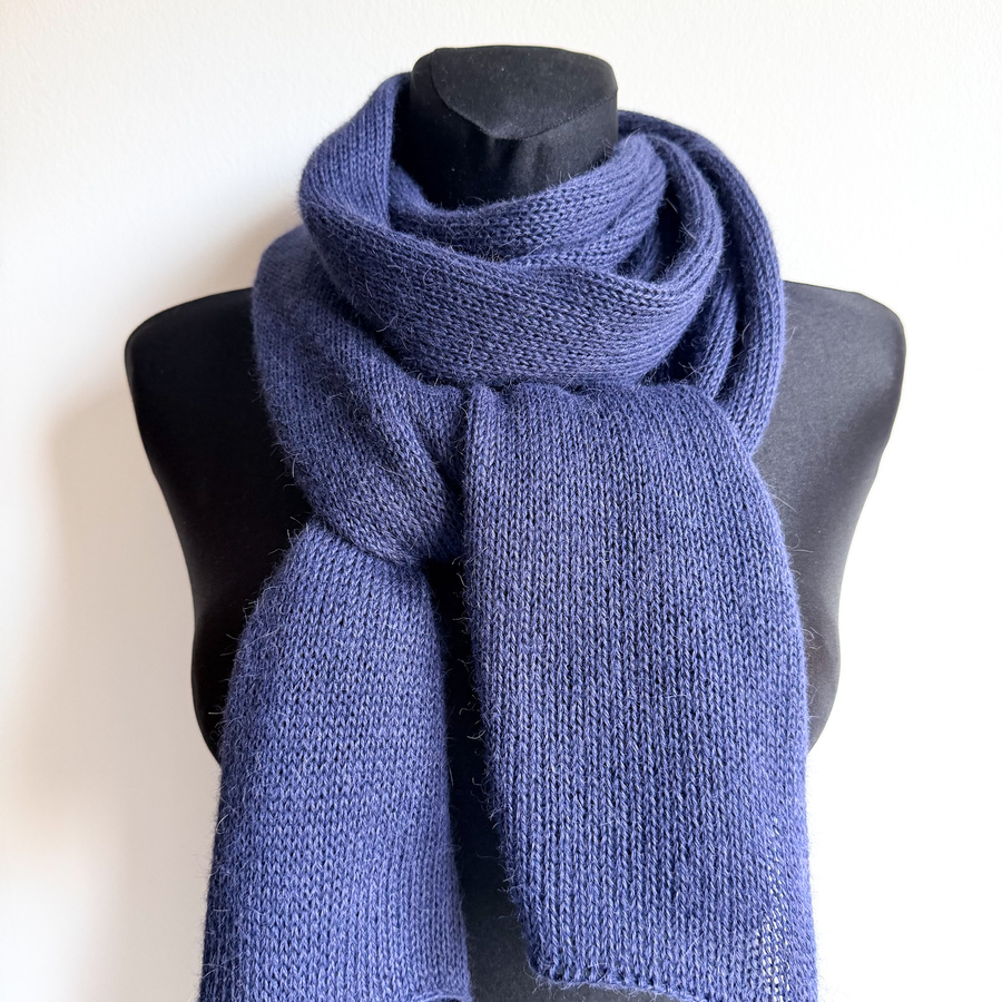 Ciepły i przytulny szal Nitkowe Love 30x180 cm 100% Baby Merino 21 czarny