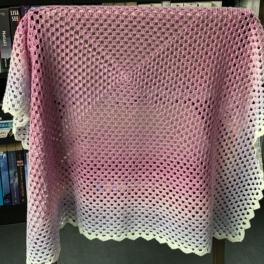 Kocyk dziecięcy wykonany ręcznie na szydełku 82x82 cm Różowe ombre, hand made