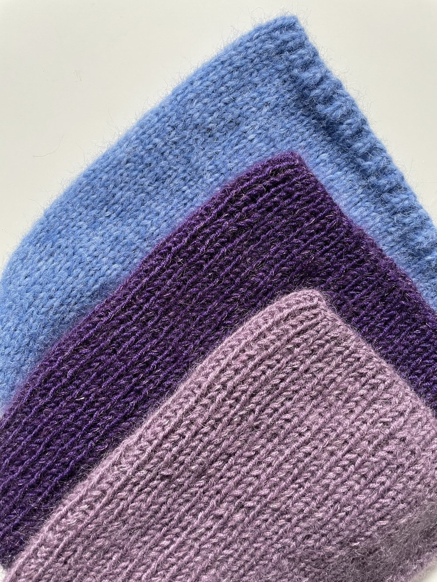 Handgemachte Damenmütze AUREA 100% Baby Merino plus Mohair und Seide 40/05 Amethyst