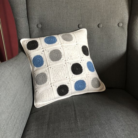 Poszewka na poduszkę 40x40 cm niebieskie kropki