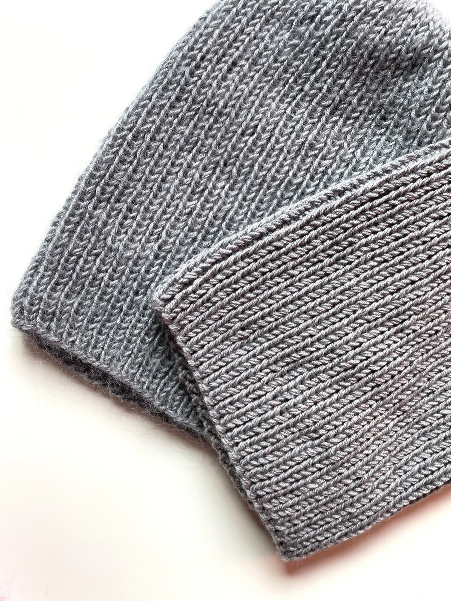 Handgemachte Damenmütze AUREA 100% Baby Merino plus Mohair und Seide 19/10 Grau