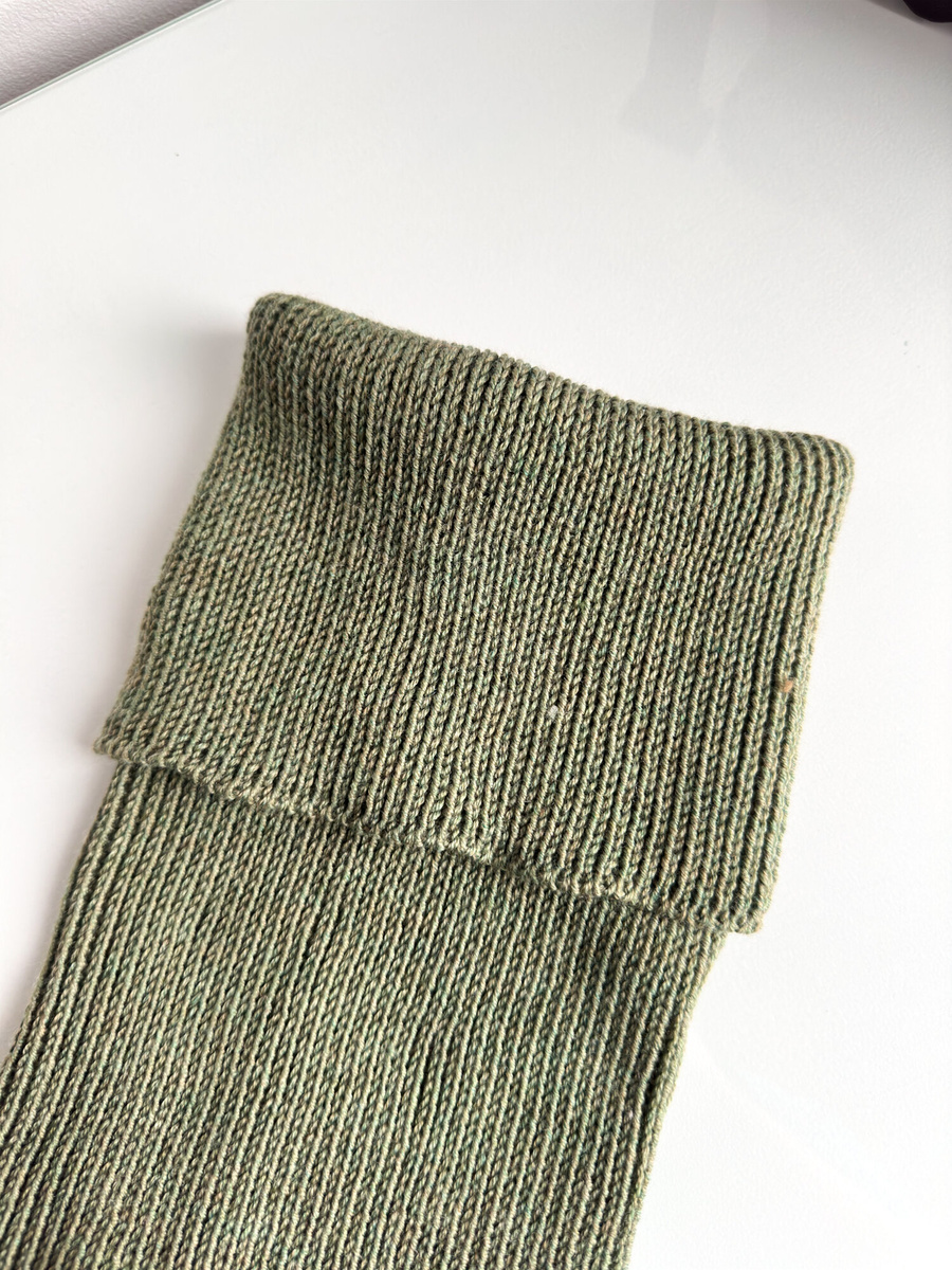 Ręcznie robiony KOMIN VARELLA 100% Baby Merino 38 Oliwka