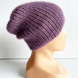 Handgemachte Damenmütze AUREA 100% Baby Merino plus Mohair und Seide 40/05 Amethyst