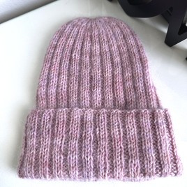 DAISY – różowa czapka beanie z ręcznie farbowanego baby merino + moher i jedwab Magnolie