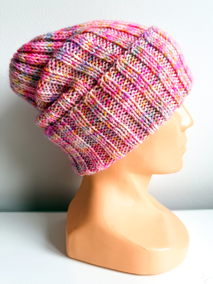 NELLI Handgemachte Beanie-Mütze mit Umschlag aus Merinowolle 14 Tęczowa Posypka