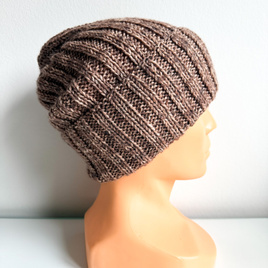 NELLI – wywijana czapka z wełny merino unisex 30 Prażony Migdał