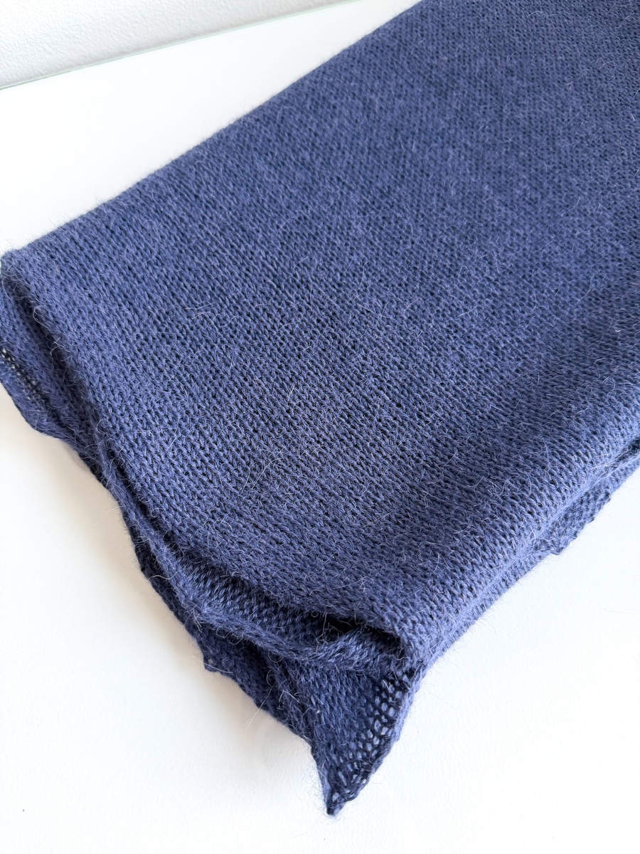 Ciepły i przytulny szal Nitkowe Love 220x32 cm 100% Alpaka 4305 Ciemne Indygo