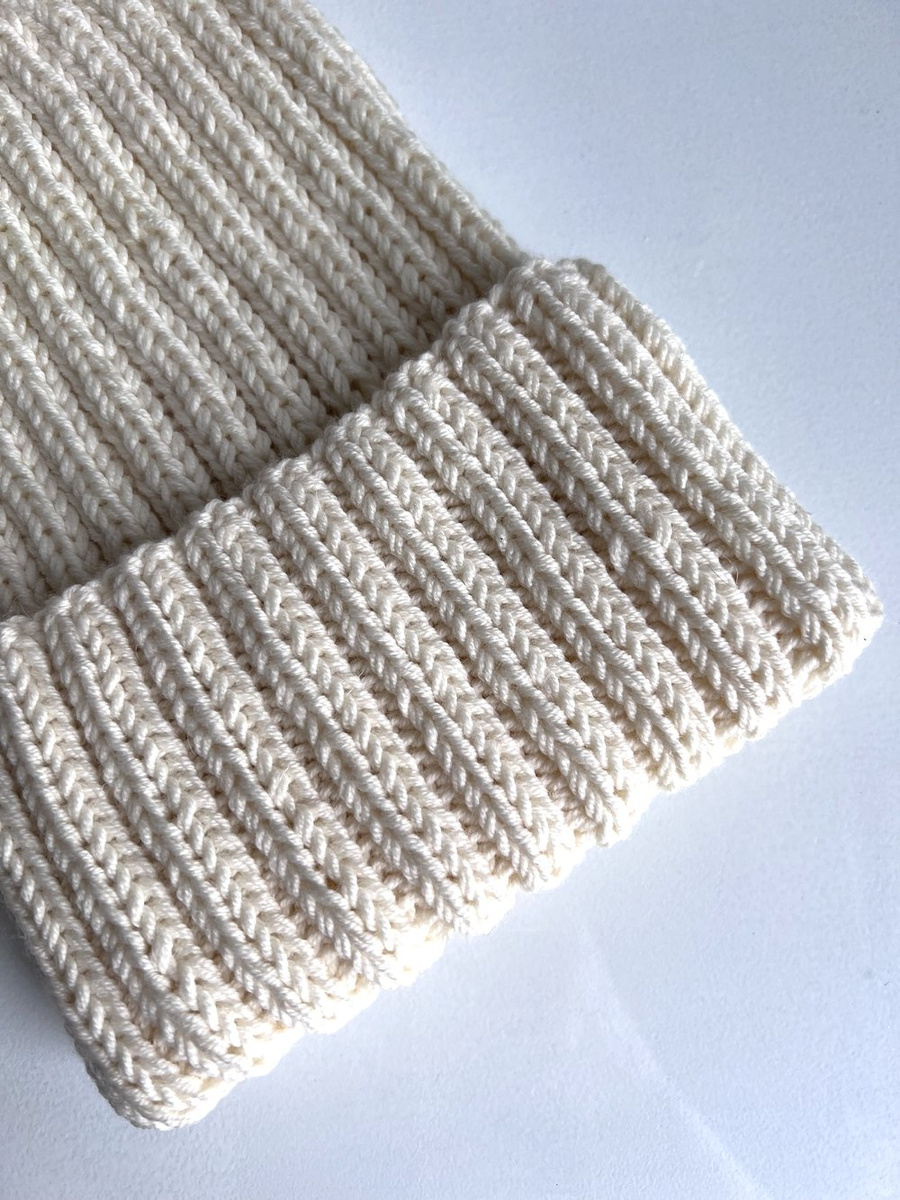 HELLI – wywijana czapka z wełny merino 100% Baby Merino 02 Ecru