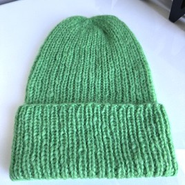 CHMURKA – czapka z alpaki wywijana ręcznie robiona 43 papuzia zieleń